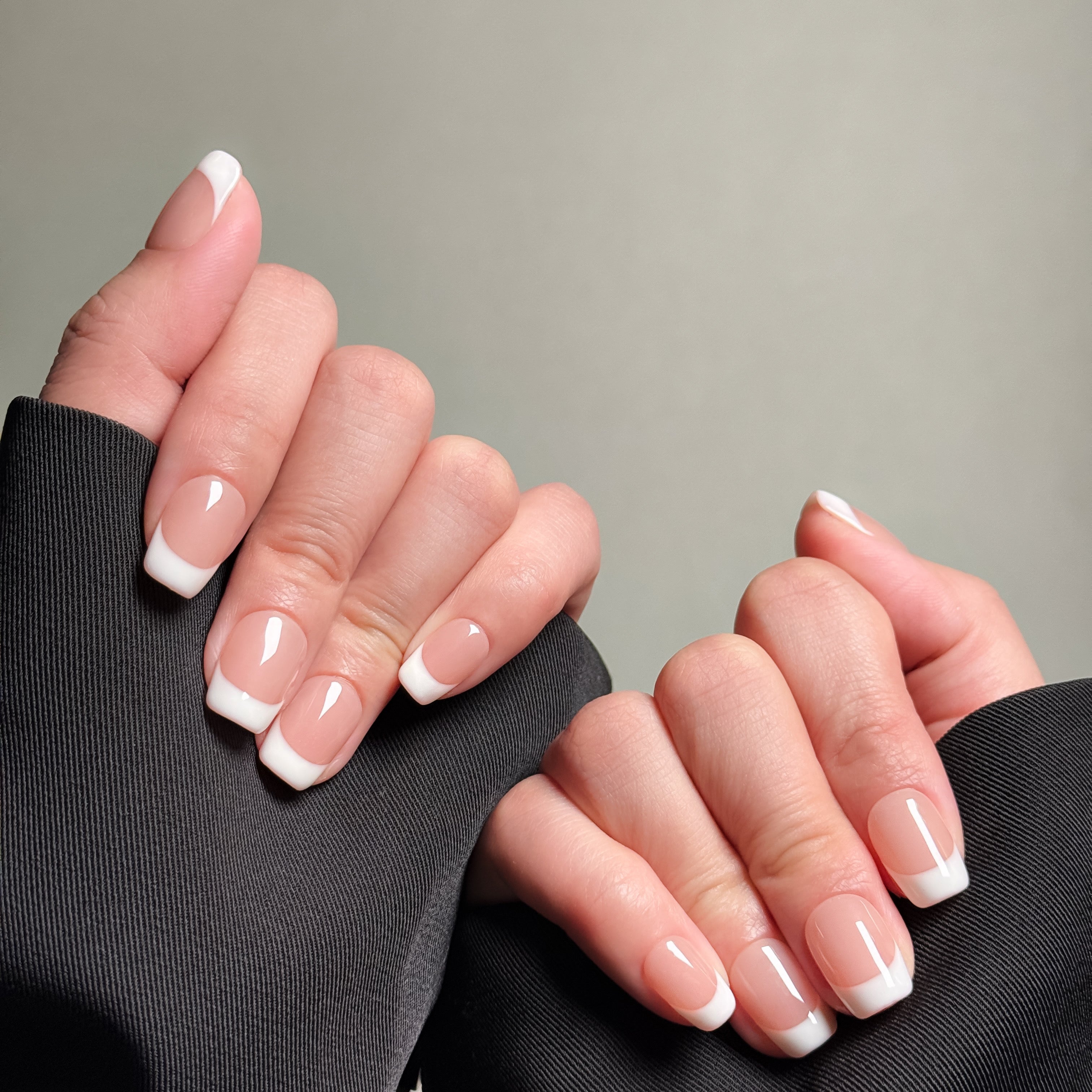Classic French tip nails featuring a clean and elegant design. These Custom press on nails are perfect for Wedding nails or everyday wear, offering a timeless and sophisticated look. The smooth, glossy finish and crisp white tips make them ideal for any occasion. Ideal for those seeking Luxury press on nails that are both stylish and versatile.