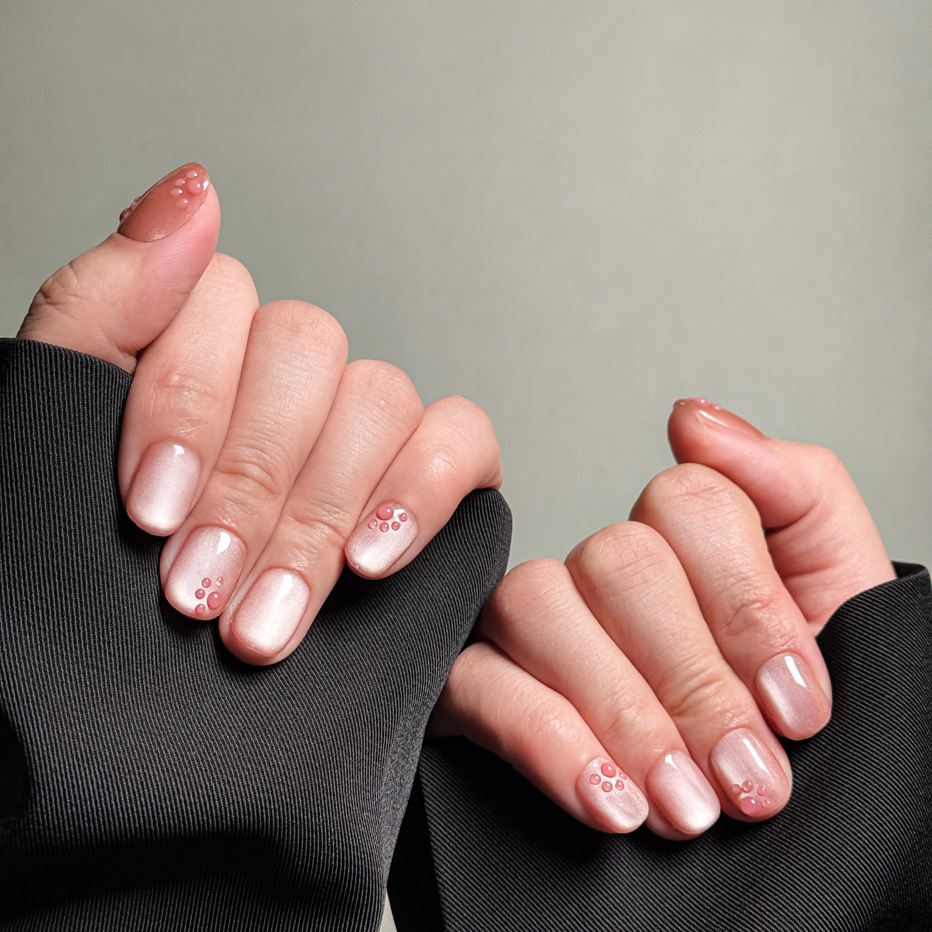 Elegant short nails with a natural pink gradient design, accented with delicate rhinestone nail art. Perfect for a minimalist, everyday nail look or wedding nails. Reusable press-on nails with a stylish and professional finish.
