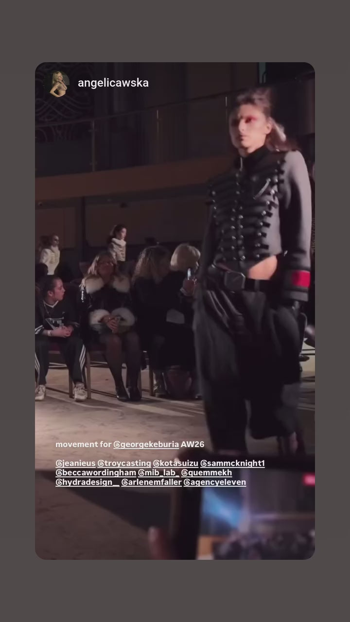 Défilé George Keburia : plans rapprochés de mannequins marchant sur le runway avec des looks noirs et crème (détails corset/fourrure), public visible ; tag @mib_lab.