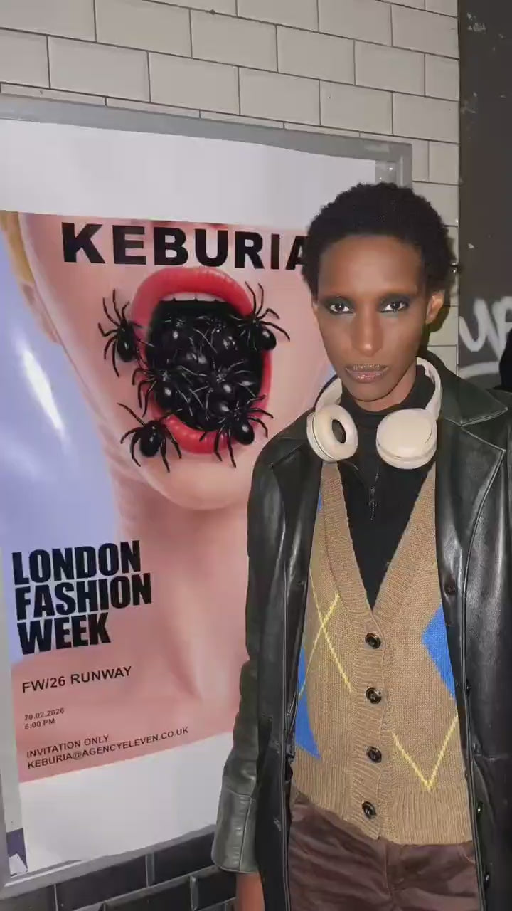 Vidéo témoignage : une personne filmée lors de la London Fashion Week parle de MIB LAB face caméra (sous-titres), puis plan sur une table remplie de boîtes de press-on nails et de sacs shopping MIB LAB.