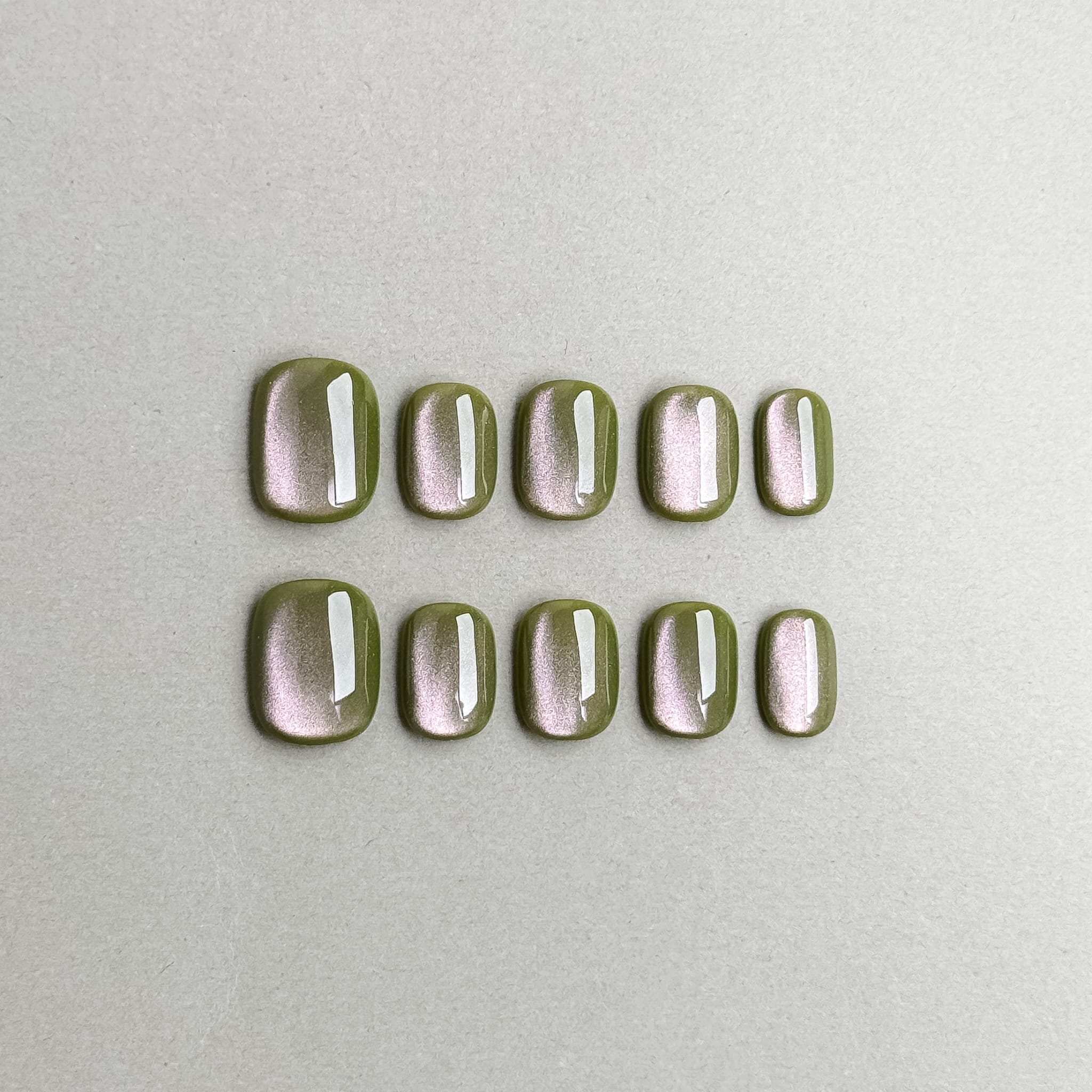 Guava : faux ongles réutilisables nude rosé avec bord vert olive, press on nails premium, design minimal, finition brillante.