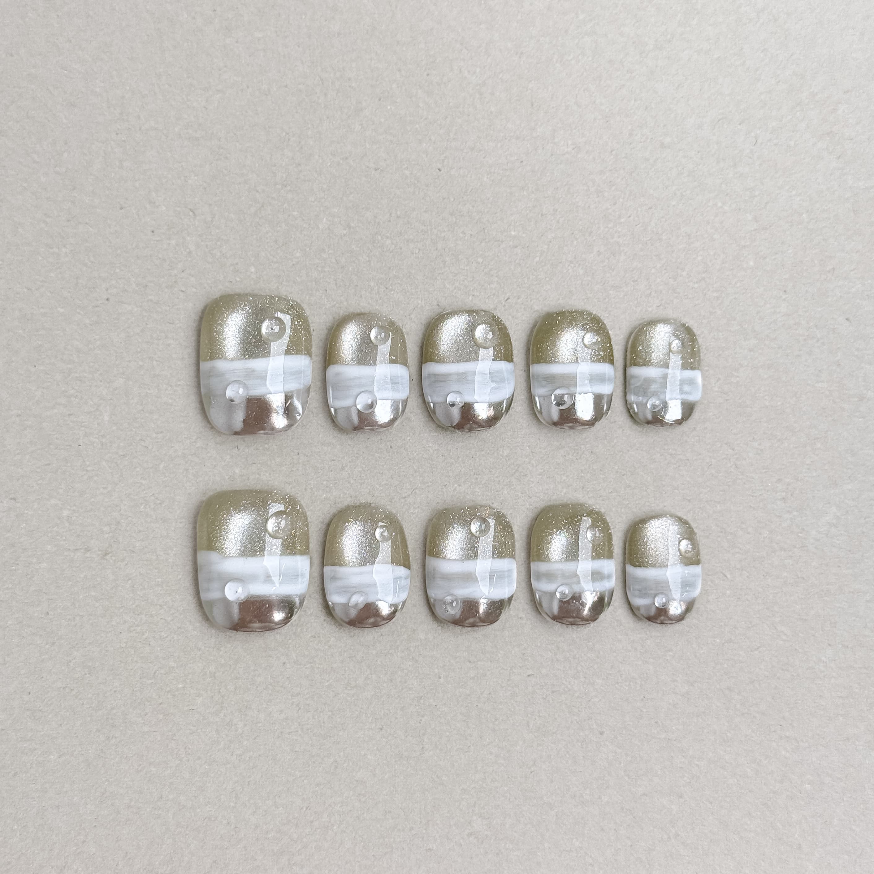 The Light : faux ongles réutilisables nude transparent, détails blancs et reflets perlés, press on nails premium, finition brillante.