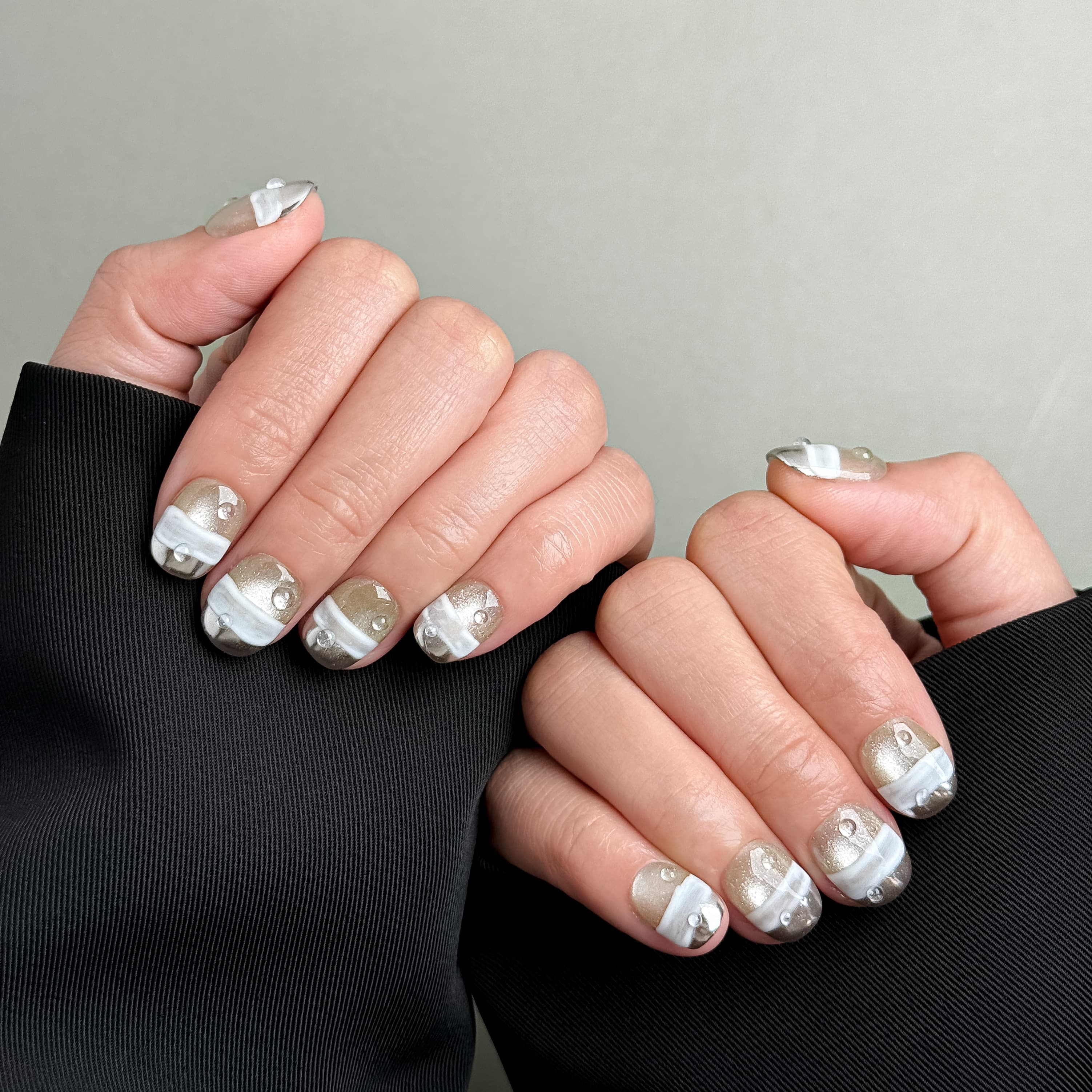 Manucure The Light portée : press on nails nude translucide avec touches blanches, look propre et élégant, ongles sans gel, Genève.