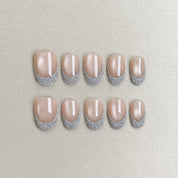 Éveil : faux ongles réutilisables nude rosé, reflets nacrés et bord argenté pailleté, press on nails premium, finition brillante.