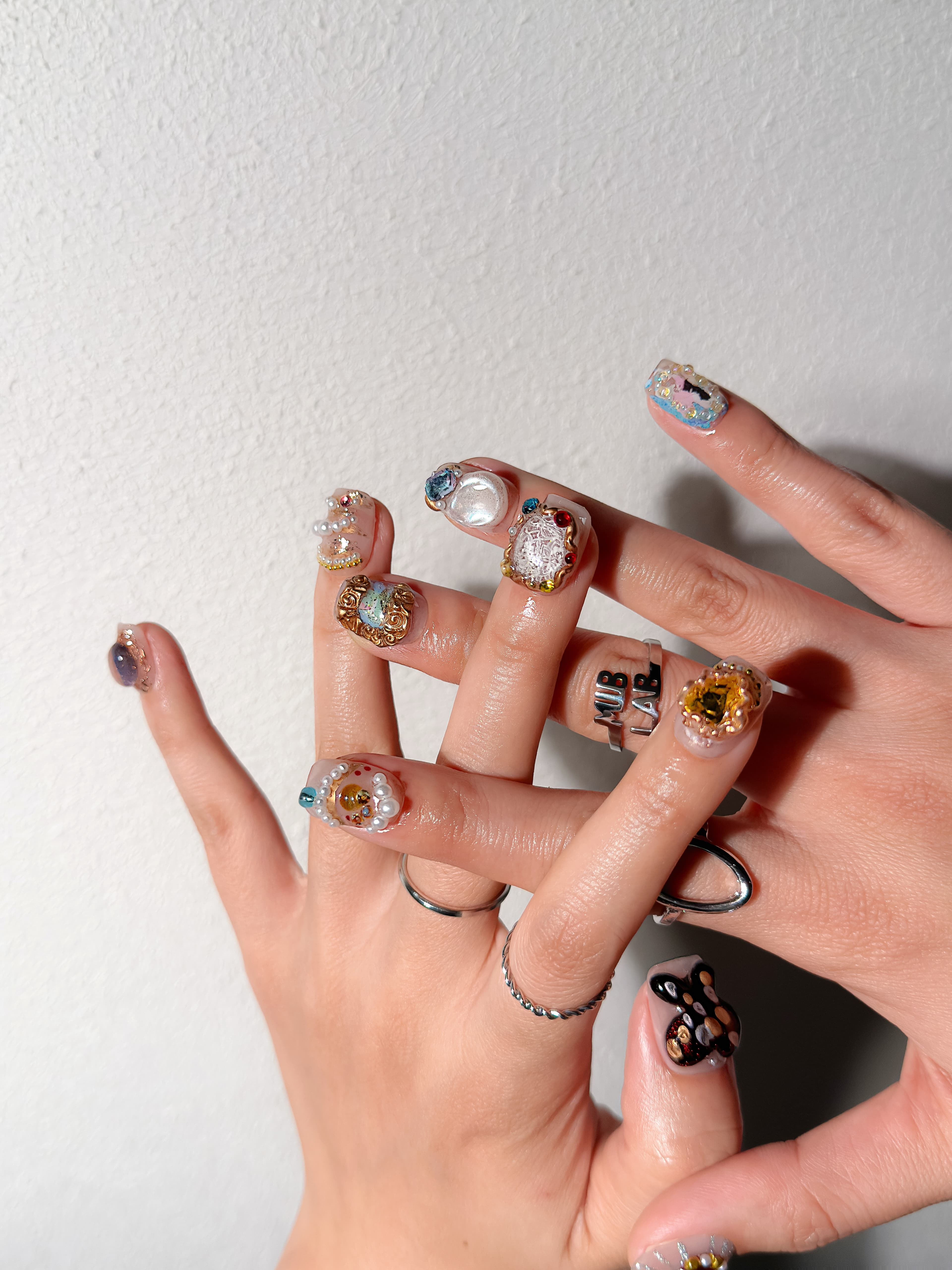 Manucure Heir portée : press on nails ornés style joaillerie, fleurs et détails dorés, ongles élégants, Genève.