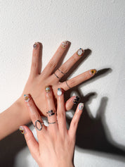 Détail Heir sur mains : faux ongles premium réutilisables effet nacré et bijoux, look soirée, tenue longue durée, Suisse.