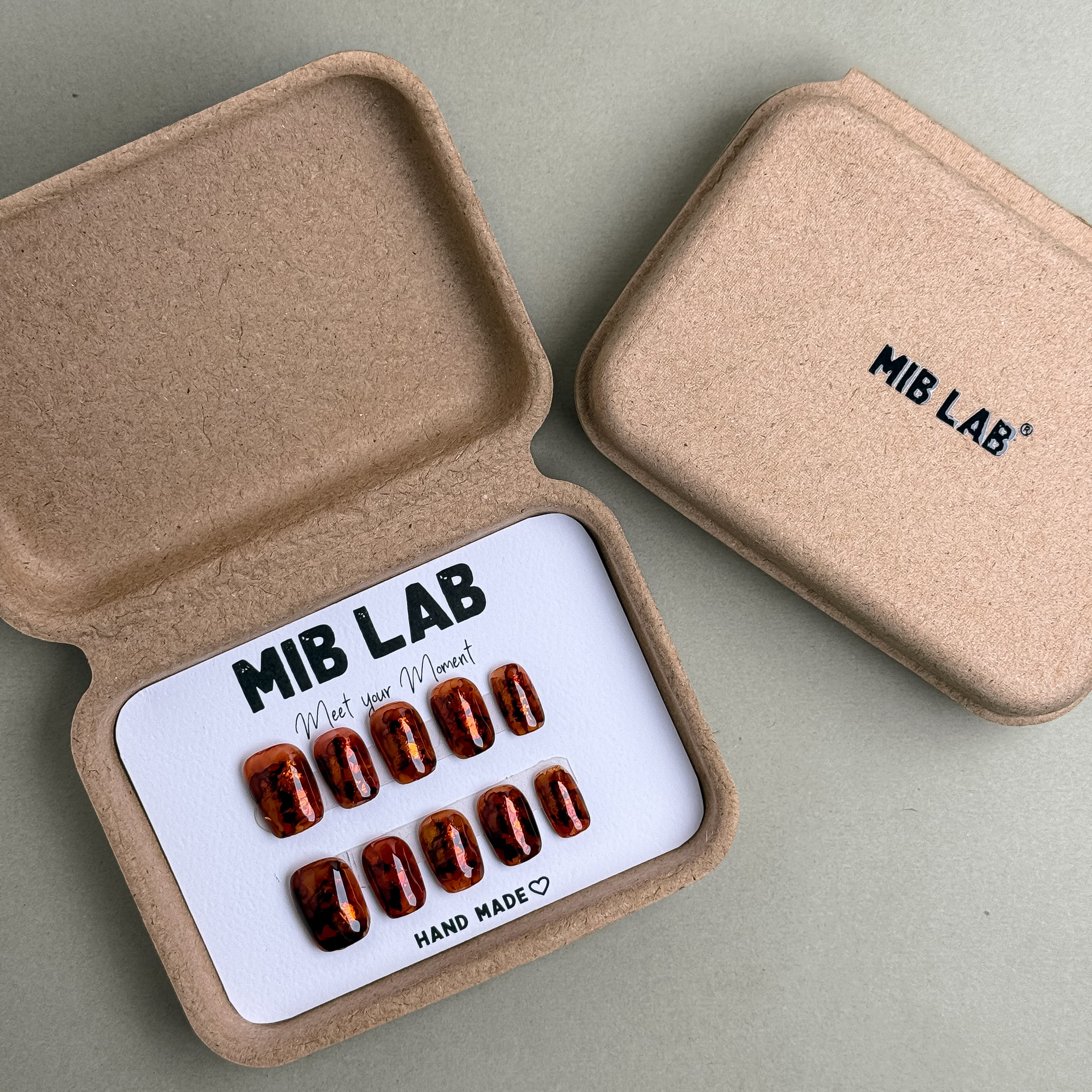 Coffret MIB LAB Oat Latte avec press on nails premium réutilisables brun, kit complet, retrait à Genève et livraison en Suisse.