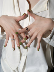 Manucure Guava portée : press on nails nude à contour vert, look épuré et chic, ongles sans gel, Genève.