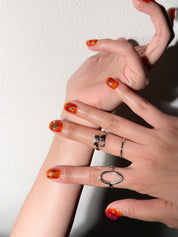 Manucure She Is Fire portée : press on nails ambre orangé, look élégant et lumineux, ongles sans gel, Genève.