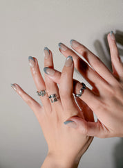 Détail Éveil sur mains : faux ongles premium réutilisables reflets perlés, style mariage ou événement, Suisse.