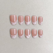 Honeylace : faux ongles réutilisables nude rosé avec contour dentelle blanche, press on nails premium, finition brillante.