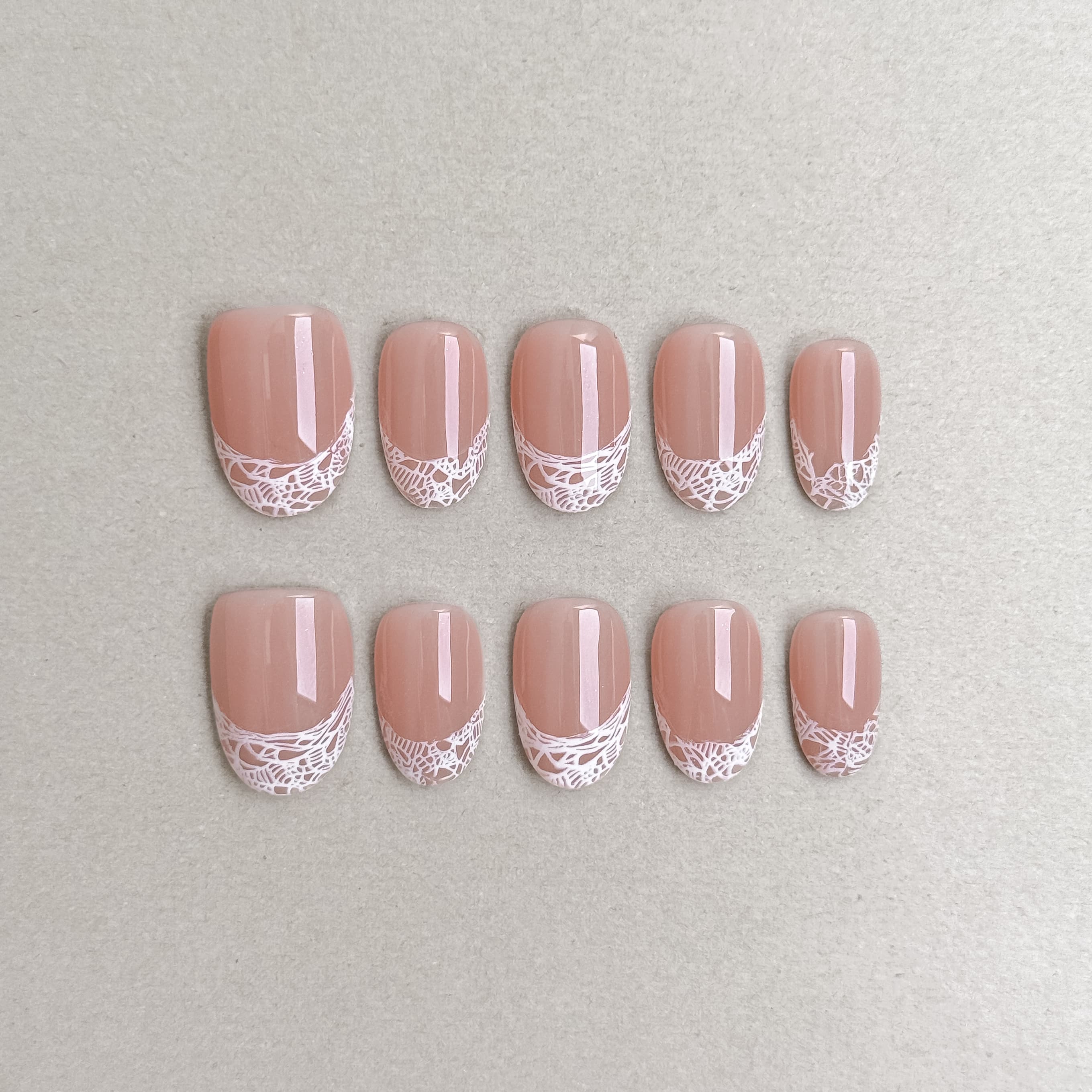 Honeylace : faux ongles réutilisables nude rosé avec contour dentelle blanche, press on nails premium, finition brillante.