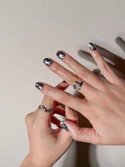 Manucure Wire portée : press on nails marbré noir et blanc, look minimal et audacieux, ongles sans gel, Genève.