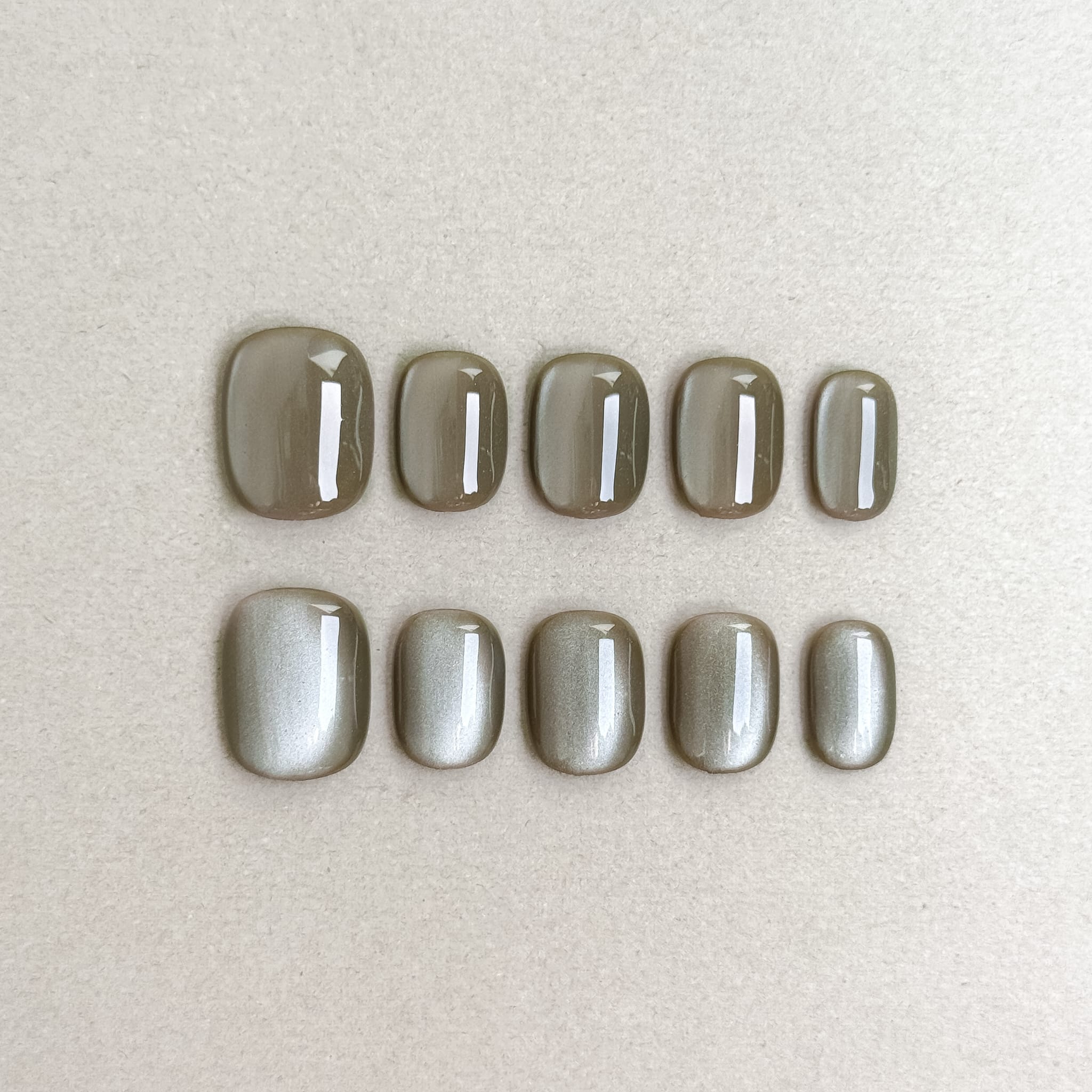 Radio : faux ongles réutilisables gris argenté métallisé et nude, press on nails premium, design minimal, finition brillante.