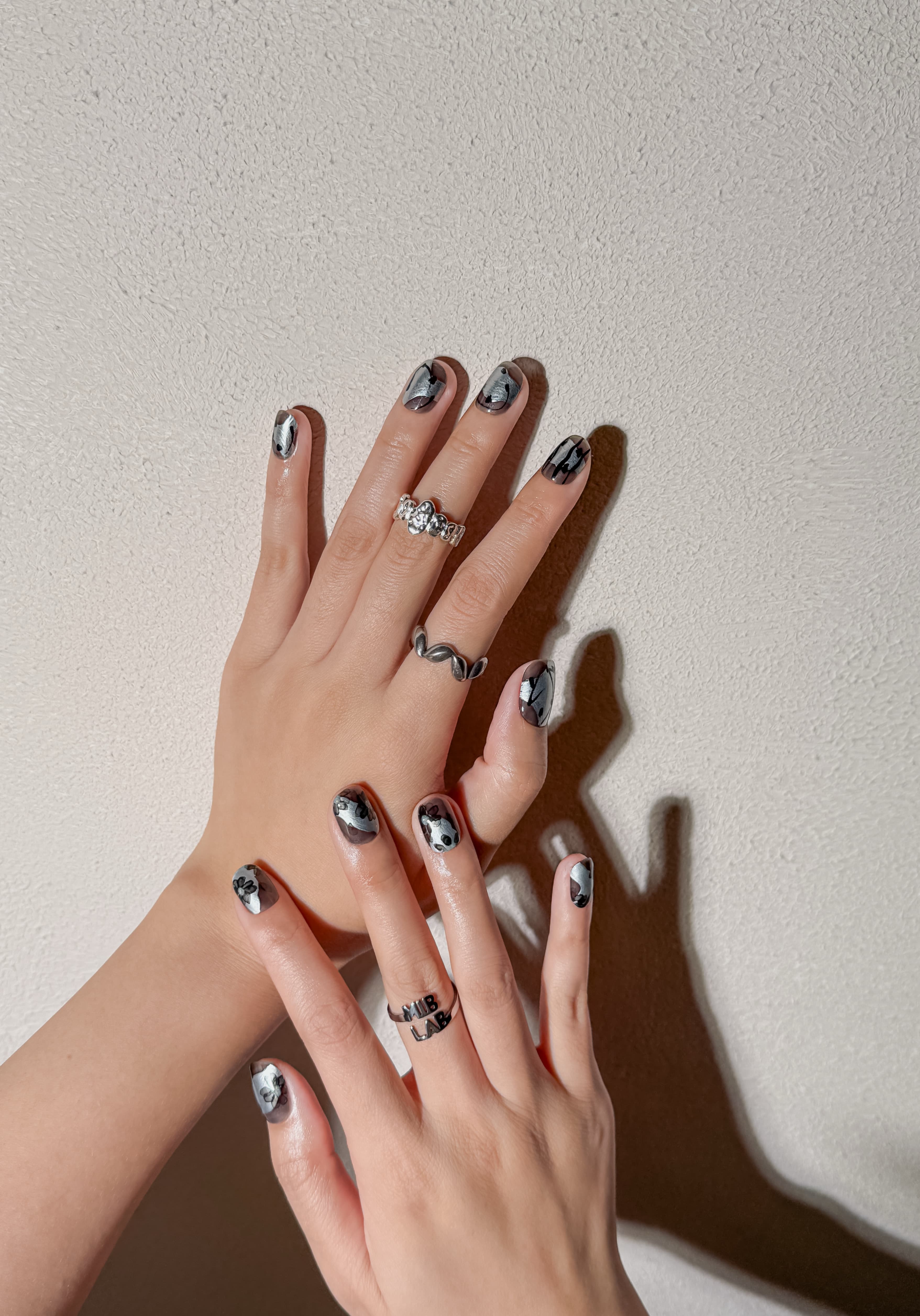 Détail Wire sur mains : faux ongles premium réutilisables motif marbre graphique, style quotidien chic, Suisse.