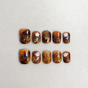 Salt Leather : faux ongles réutilisables effet écaille ambre, accents dorés, press on nails premium, finition brillante.