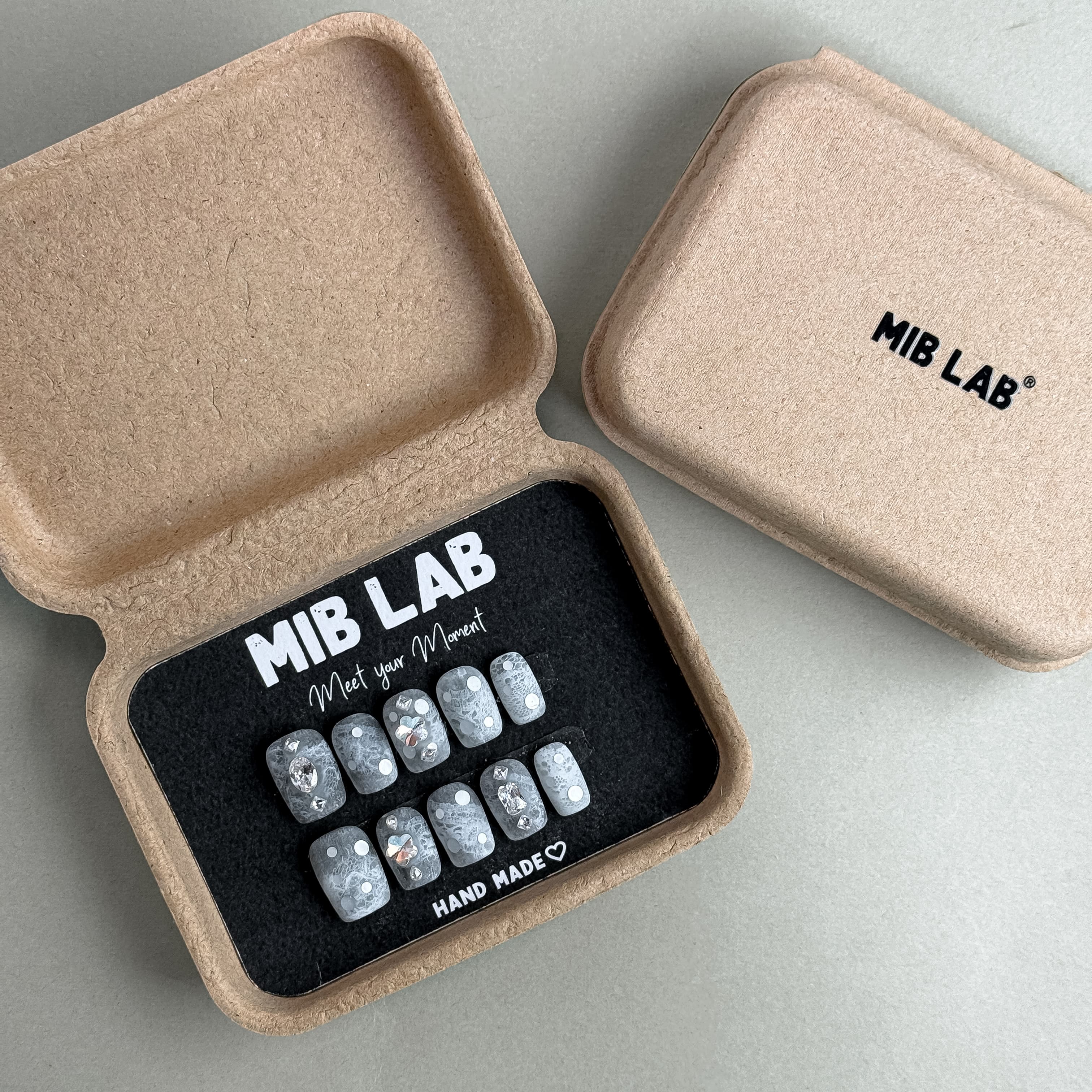Coffret MIB LAB Instinct avec press on nails premium réutilisables, kit complet, retrait à Genève et livraison en Suisse.