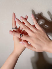 Manucure Honeylace portée : press on nails nude rosé à dentelle blanche, look doux et élégant, ongles sans gel, Genève.