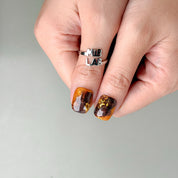 Détail Salt Leather : faux ongles premium réutilisables écaille, reflets ambrés et touches dorées, tenue longue durée, Suisse.