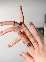 Détail Steelé sur mains : faux ongles premium réutilisables motif grid, style quotidien chic, tenue longue durée, Suisse.