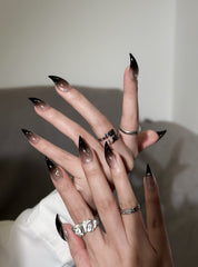 Manucure Grip portée : press on nails ombré nude-noir, look audacieux et chic, ongles sans gel, Genève.