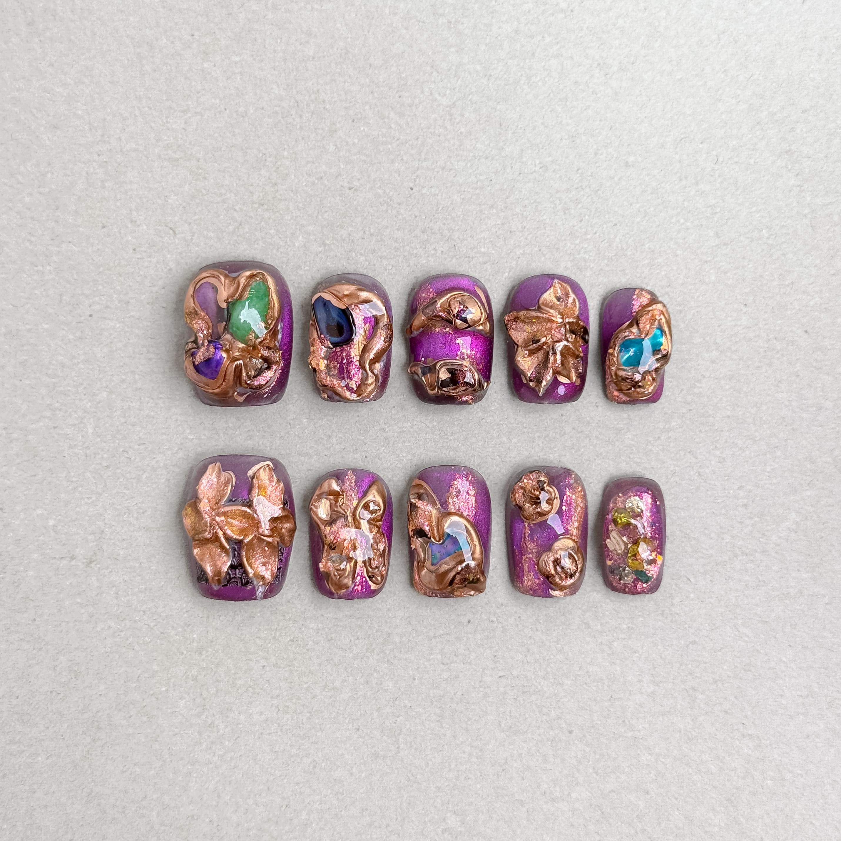 Crown : faux ongles réutilisables violet et or, motifs artistiques et détails bijoux, press on nails premium, finition brillante.