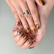 Salt Leather sur mains : faux ongles réutilisables écaille ambre, style vintage élégant, manucure rapide, Genève et Suisse.