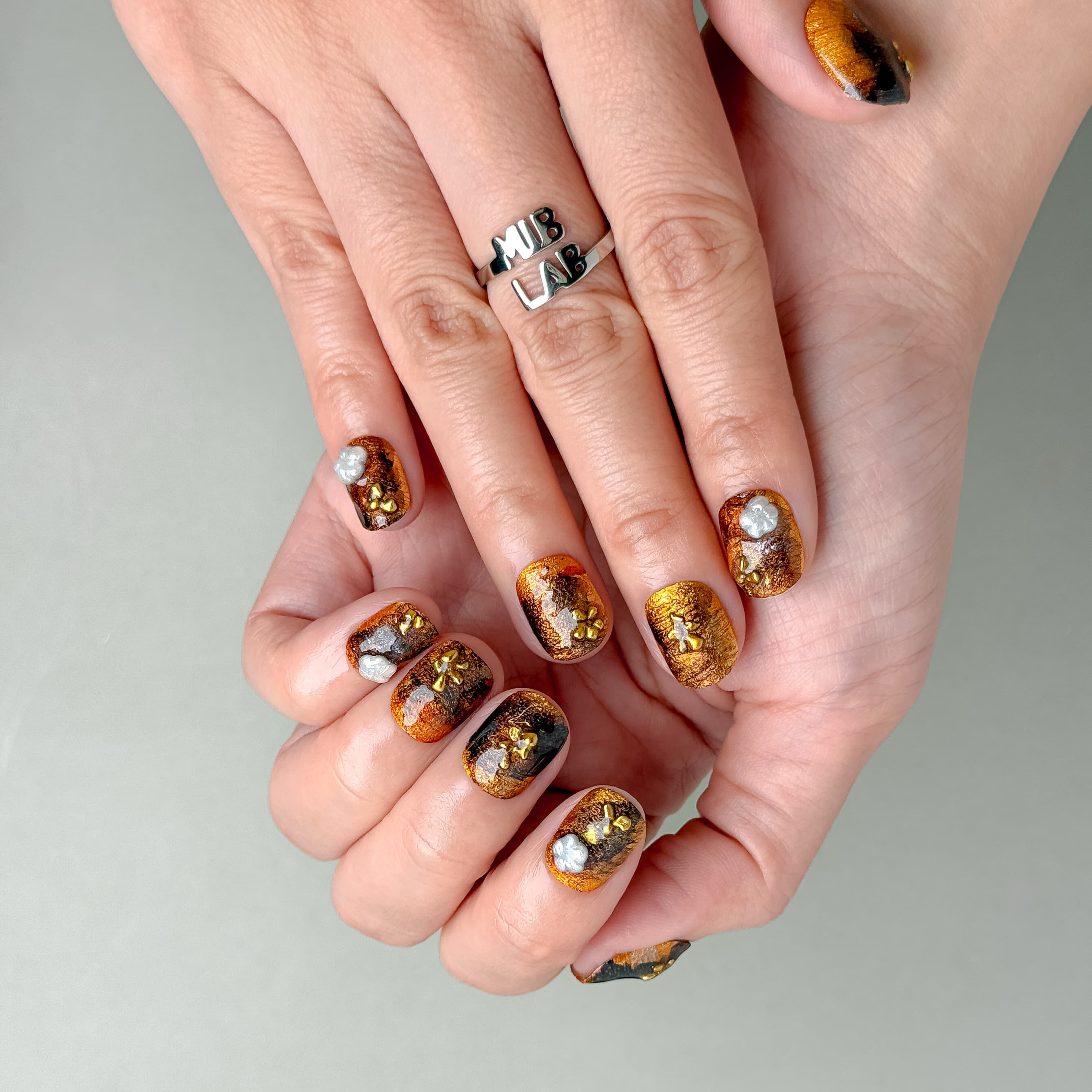 Salt Leather sur mains : faux ongles réutilisables écaille ambre, style vintage élégant, manucure rapide, Genève et Suisse.