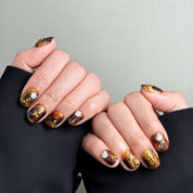 Manucure Salt Leather portée : press on nails écaille ambre, look chaleureux et élégant, ongles sans gel, Genève.