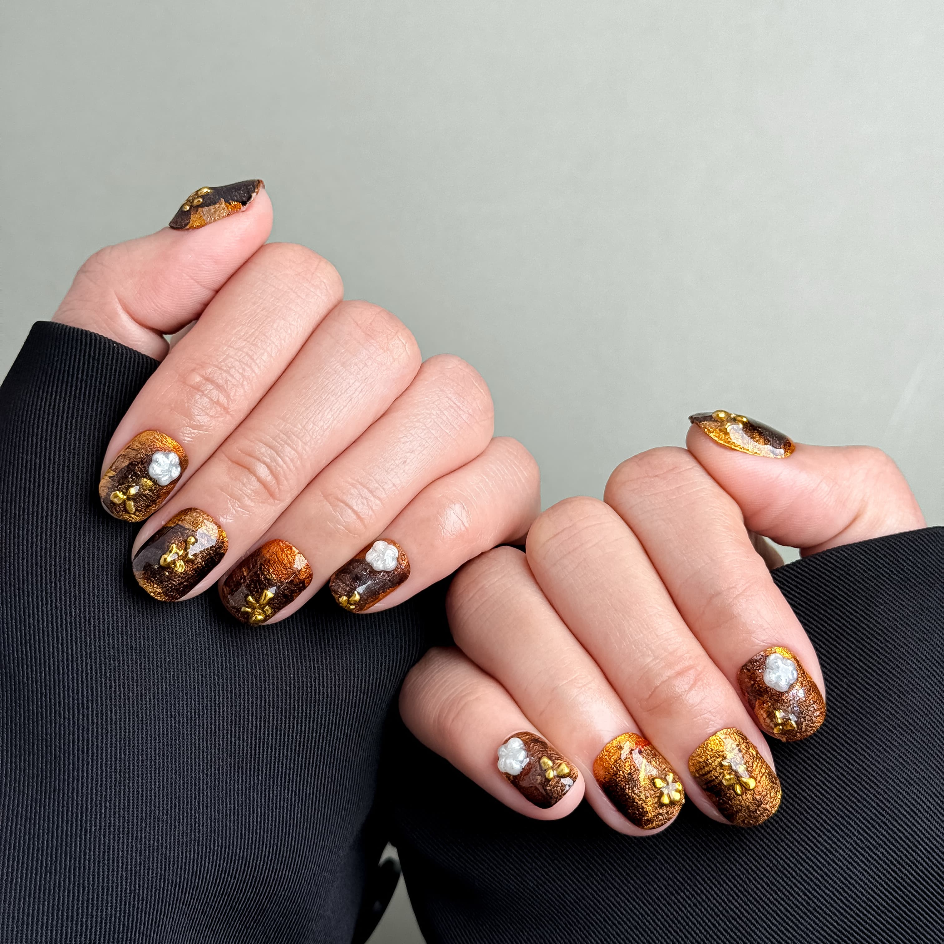 Manucure Salt Leather portée : press on nails écaille ambre, look chaleureux et élégant, ongles sans gel, Genève.