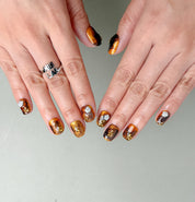 Gros plan Salt Leather : press on nails premium réutilisables effet tortoise, finition glossy, style soirée chic, Suisse.