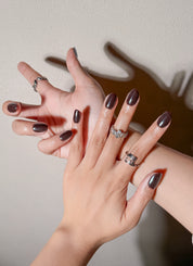 Manucure Glaze portée : press on nails brun chocolat glossy, look chic et minimal, ongles sans gel, Genève.