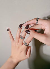 Détail Glaze sur mains : faux ongles premium réutilisables brun laqué, style soirée élégant, Suisse.