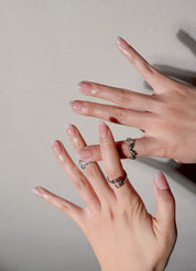 Détail Honeylace sur mains : faux ongles premium réutilisables style dentelle, idéal mariage ou soirée, Suisse.