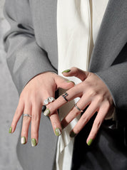 Détail Guava sur mains : faux ongles premium réutilisables nude rosé, ligne vert olive, style quotidien élégant, Suisse.