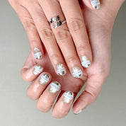 Détail The Light sur mains : faux ongles premium réutilisables effet perlé, style mariage ou événement, Suisse.